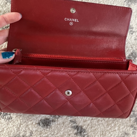 CHANEL red quilted lambskin continental wallet - Picture 2 of 11